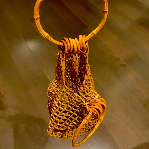 Wood beaded macrame with bamboo handles handbag - Picture 4 of 7